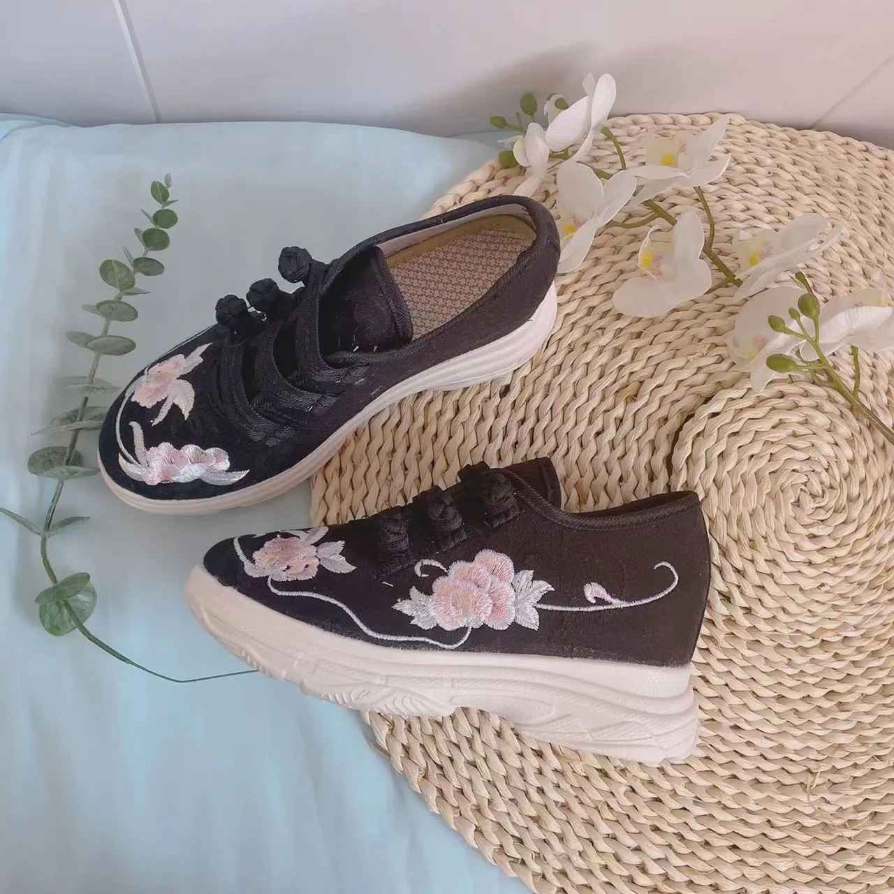 Charming Comfortable Embroidered Old Beijing Cloth Canvas Shoes