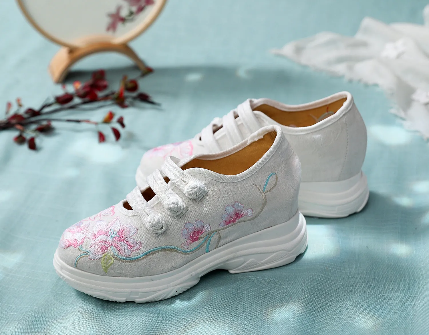 Charming Comfortable Embroidered Old Beijing Cloth Canvas Shoes